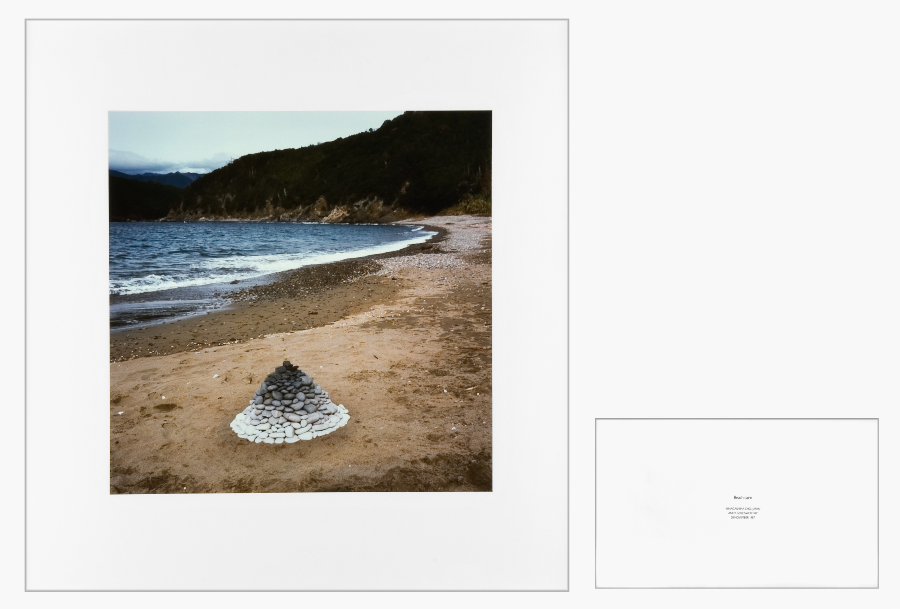 Andy Goldsworthy Beach Cairn 1990 Photographie 50,8 x 50,8 cm - Texte: 25,4 x 25,4 cm Exemplaire unique Courtesy de l’artiste et Galerie Lelong & Co. © Fabrice Gibert